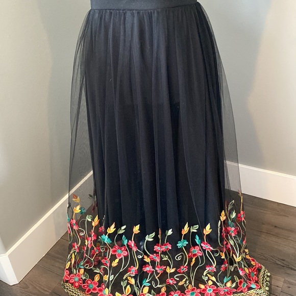 Papillon (size L but fits like a size 8) - Picture 3 of 5